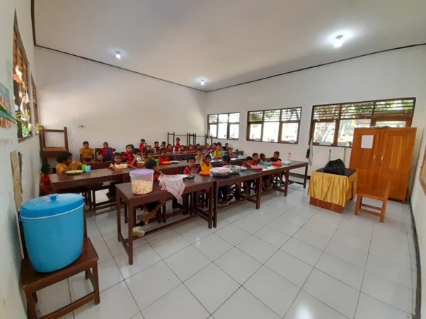 SISWA SD GMIT OEHANI KELAS 1 SAMPAI 3 TUNTASKAN PRAKTEK MULOK, BELAJAR KREATIF SAMBIL MENIKMATI HASIL KARYA SENDIRI
