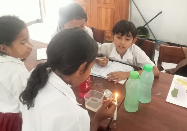 Belajar Sains dari Pengalaman Nyata: Peserta Didik Kelas IV SD GMIT Oehani Menjelajahi Wujud Benda