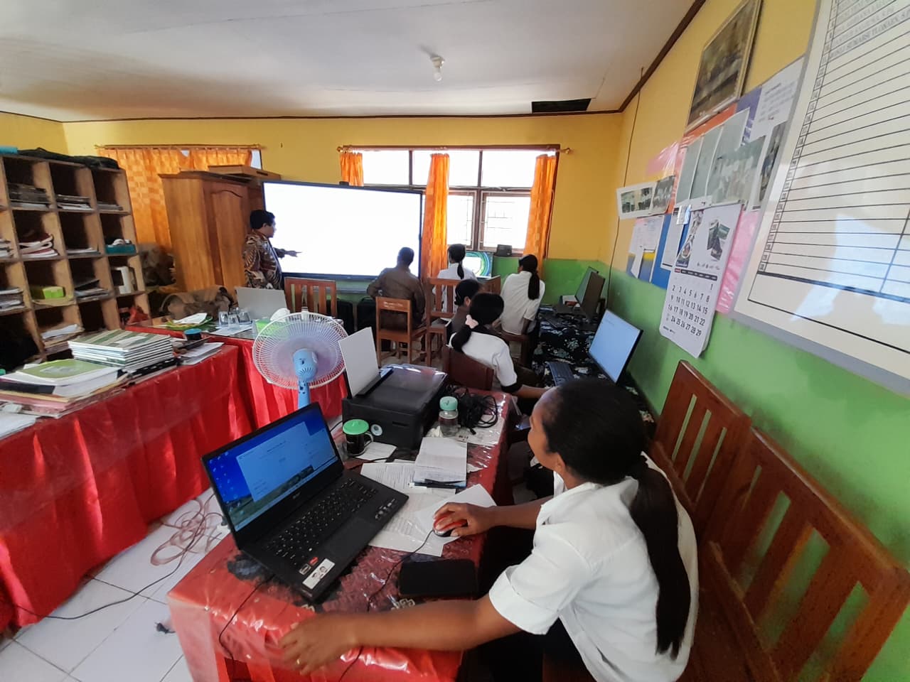 Guru-Guru-Guru Antusias Belajar Pengoperasian Papan Informasi Digital di SD GMIT Oehani