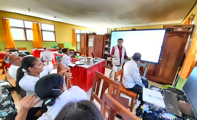 Guru SD GMIT Oehani Ikuti Coaching Penggunaan PID untuk Mendukung Pembelajaran Digital Interaktif