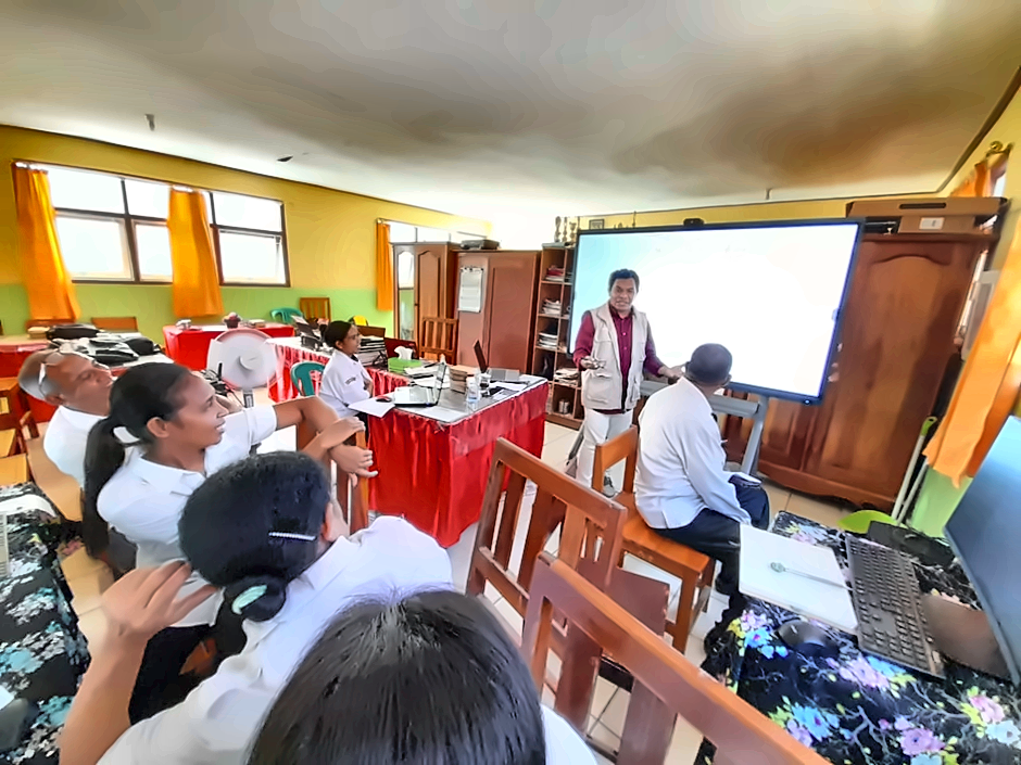 Guru SD GMIT Oehani Ikuti Coaching Penggunaan PID untuk Mendukung Pembelajaran Digital Interaktif